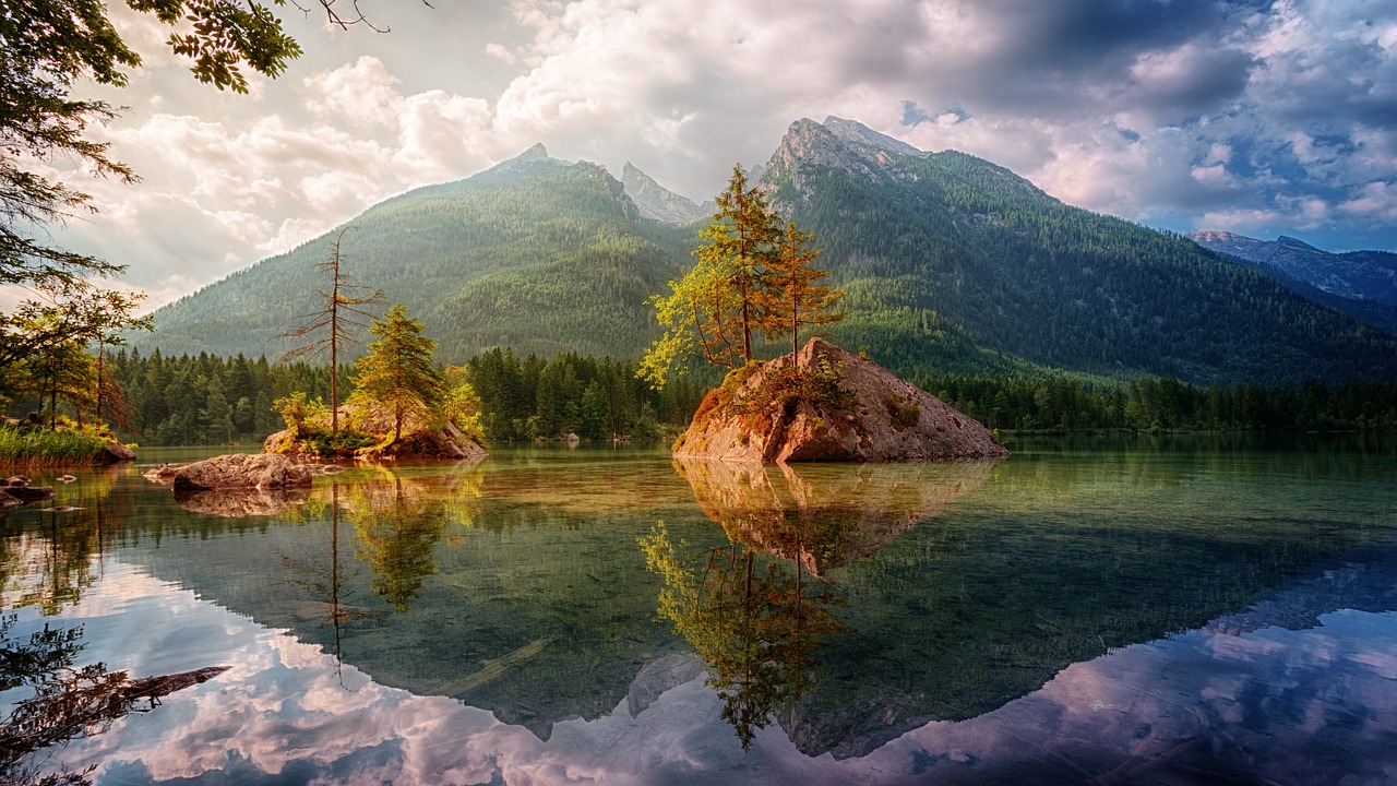 berg weerspiegeld in meer